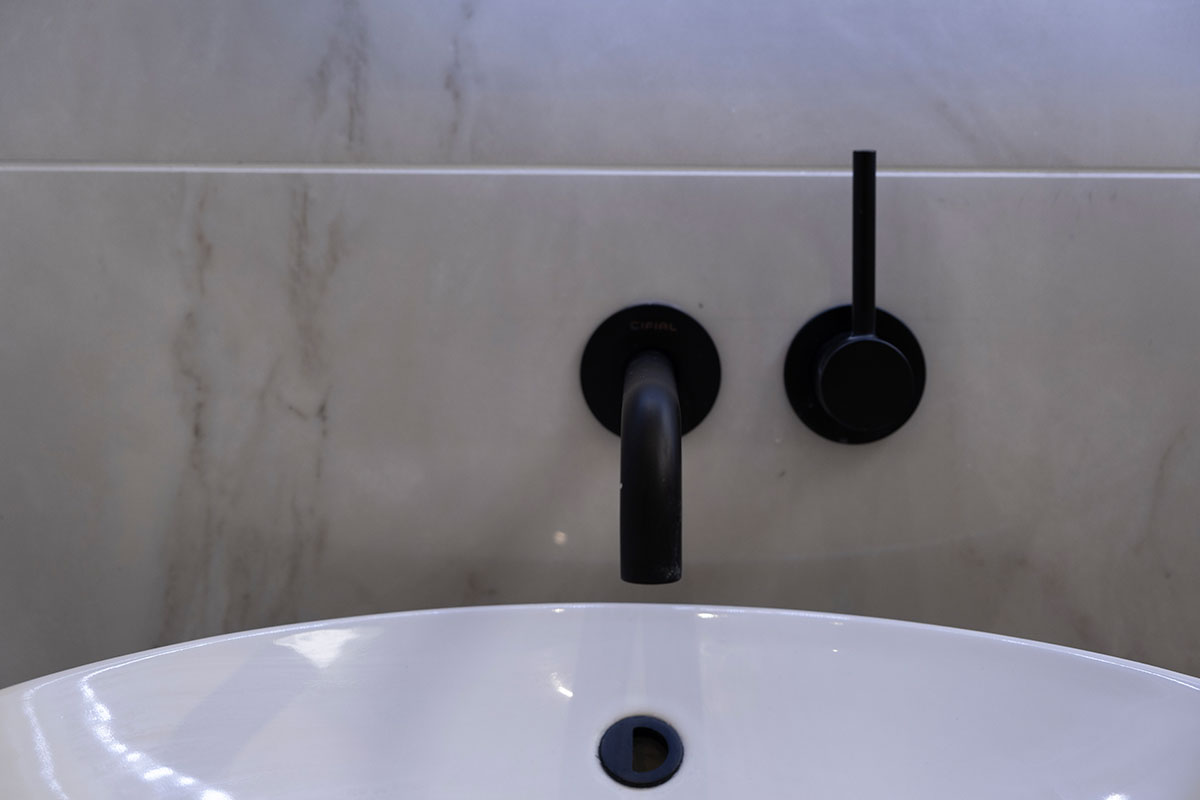 Sleek & serene bathroom