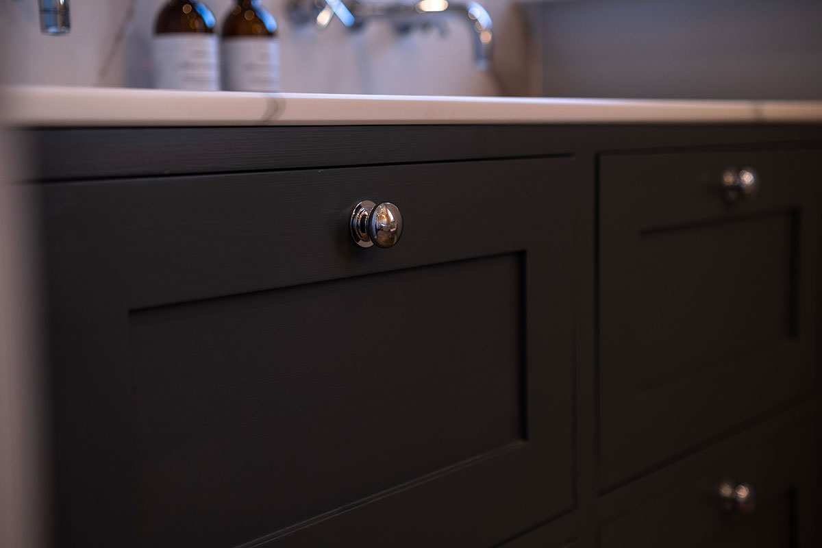 Timeless & exquisite bathroom and walk-ins hower