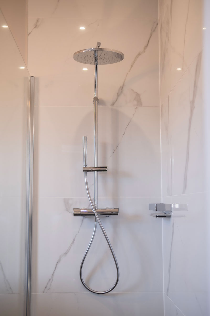Timeless & exquisite bathroom and walk-ins hower